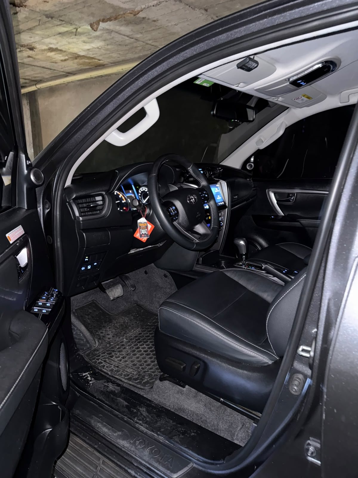 Toyota Fortuner SRV 2024 · Interior